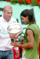 /album/roland-garros-2005/nadal-a-roland-garros-en-2005-se-fait-remettre-son-trophee-par-zinedine-zidane-portrait-w674-jpg/